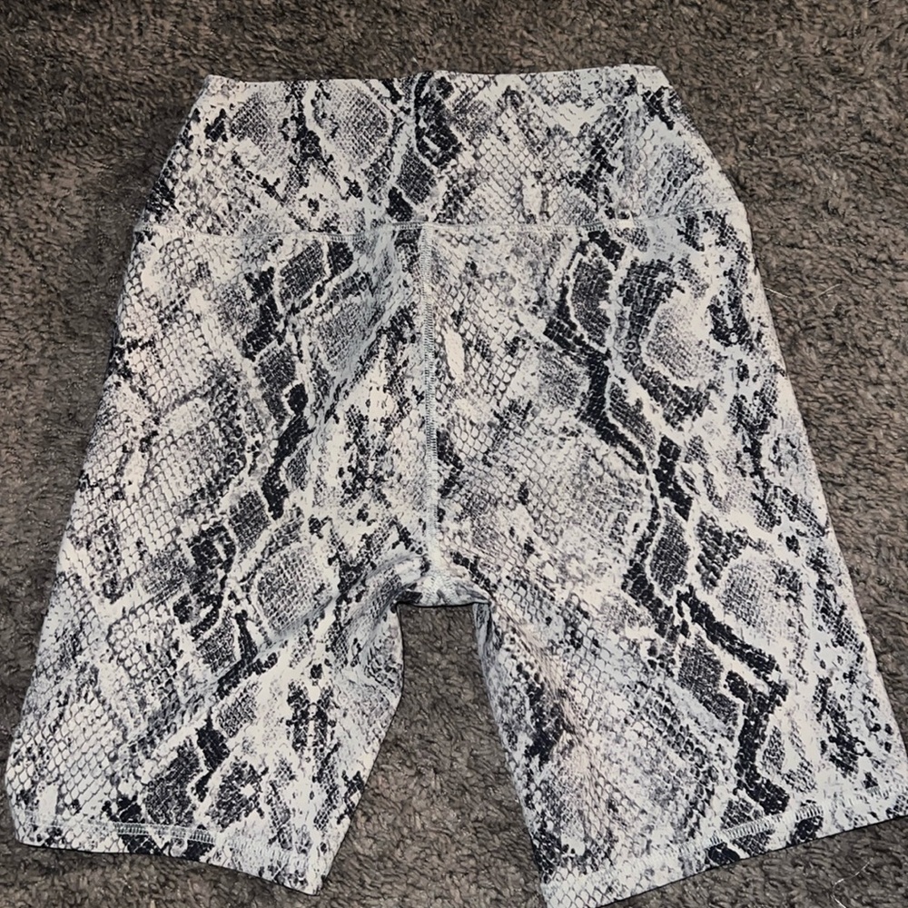 Alo vapor bike shorts size medium